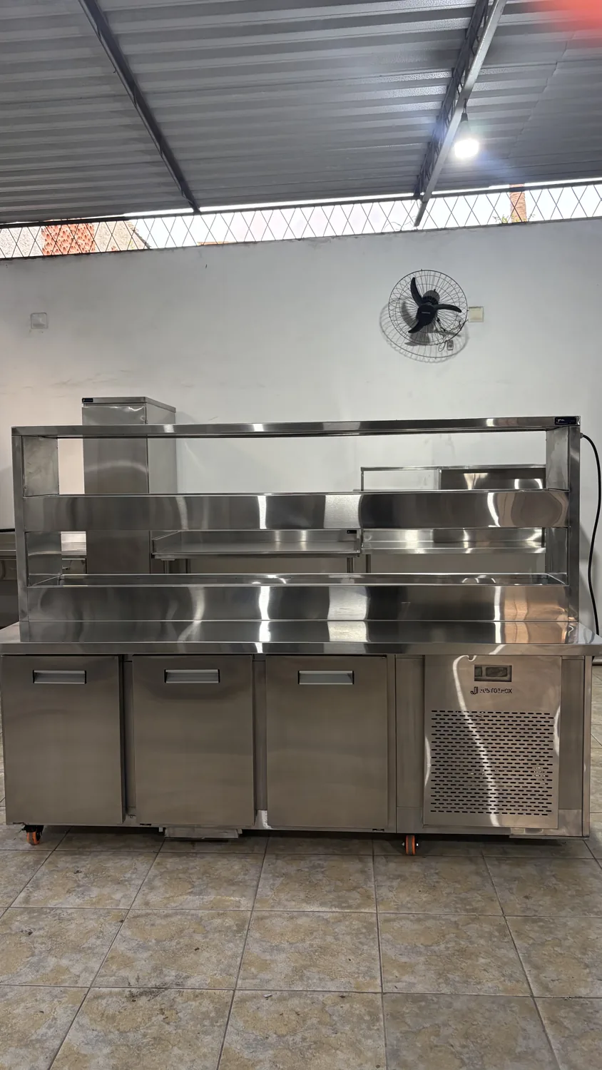 Balcão refrigerado com estufa